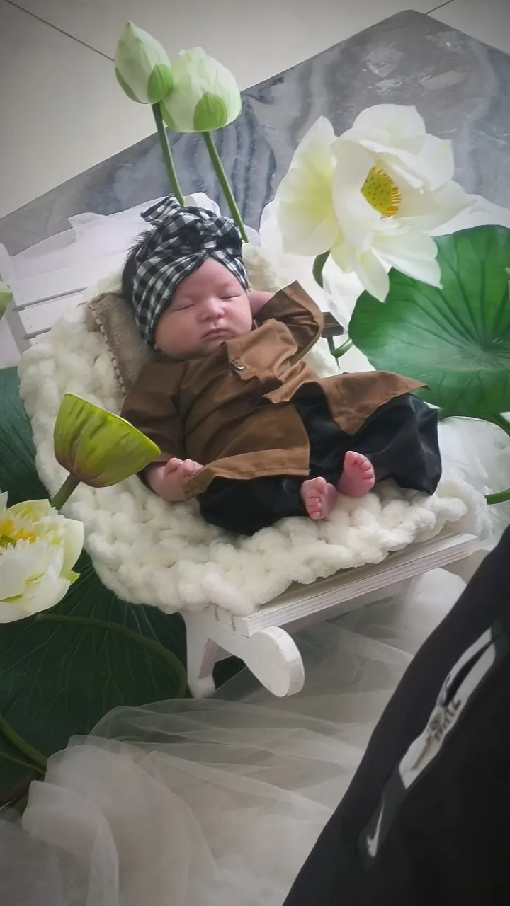 Concept chụp ảnh newborn tại nhà cho bé mặc áo bà ba bên hoa sen